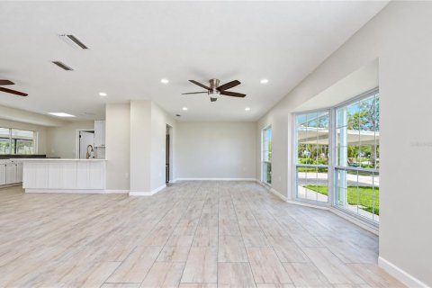 Casa en venta en Tampa, Florida, 5 dormitorios, 225.29 m2 № 2386611 - foto 5
