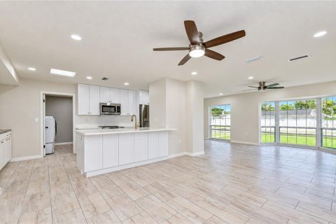 Casa en venta en Tampa, Florida, 5 dormitorios, 225.29 m2 № 2386611 - foto 9