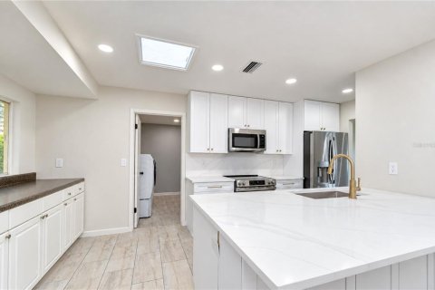 Casa en venta en Tampa, Florida, 5 dormitorios, 225.29 m2 № 2386611 - foto 10