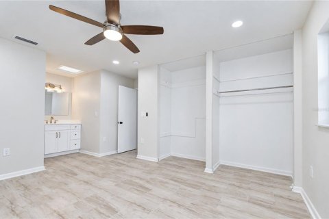 Casa en venta en Tampa, Florida, 5 dormitorios, 225.29 m2 № 2386611 - foto 25