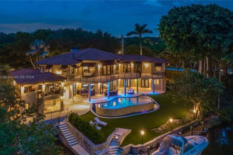 House in Coral Gables, Florida 5 bedrooms, 609.62 sq.m. № 1811292 - photo 1