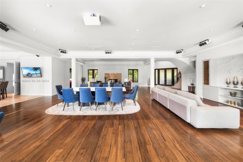 House in Coral Gables, Florida 5 bedrooms, 609.62 sq.m. № 1811292 - photo 14