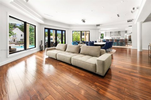 House in Coral Gables, Florida 5 bedrooms, 609.62 sq.m. № 1811292 - photo 13