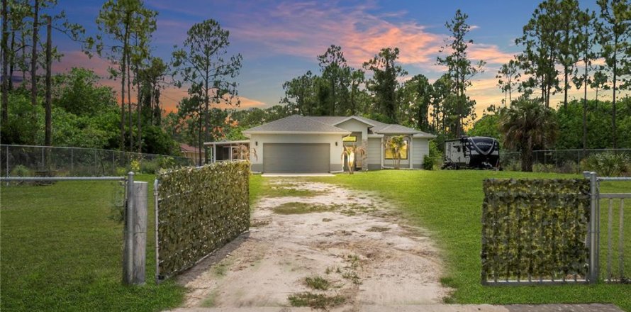 House in Alva, Florida 3 bedrooms, 107.49 sq.m. № 2105356
