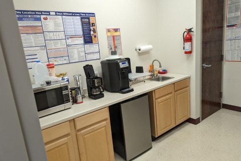 Immobilier commercial à louer à Tampa, Floride: 167.22 m2 № 823519 - photo 10