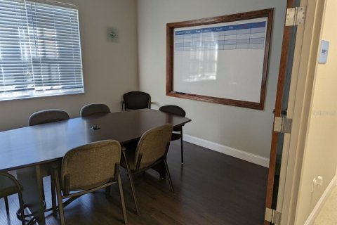 Immobilier commercial à louer à Tampa, Floride: 167.22 m2 № 823519 - photo 6