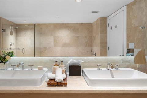 Condo in Miami Beach, Florida, 2 bedrooms  № 2022962 - photo 24