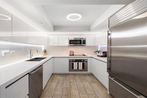 Condo in Miami Beach, Florida, 2 bedrooms  № 2022962 - photo 13