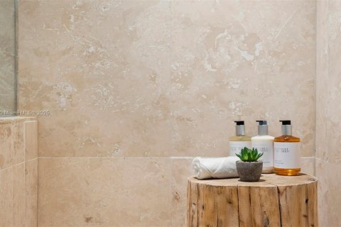 Condo in Miami Beach, Florida, 2 bedrooms  № 2022962 - photo 26