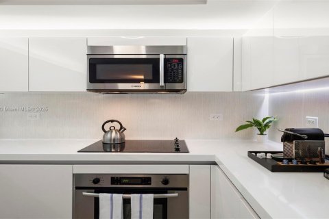 Condo in Miami Beach, Florida, 2 bedrooms  № 2022962 - photo 16
