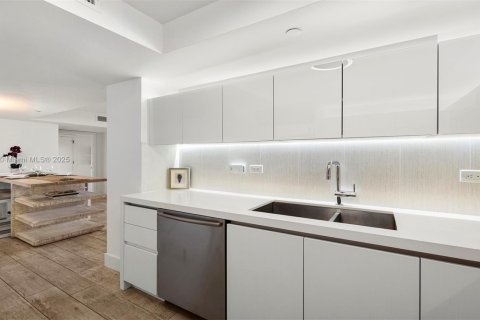 Condo in Miami Beach, Florida, 2 bedrooms  № 2022962 - photo 14