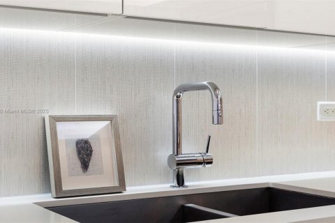 Condo in Miami Beach, Florida, 2 bedrooms  № 2022962 - photo 15