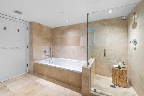 Condo in Miami Beach, Florida, 2 bedrooms  № 2022962 - photo 25