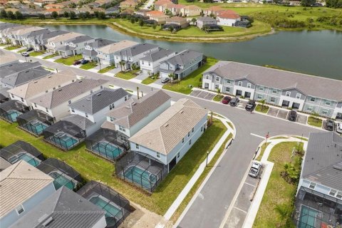 House in Davenport, Florida 7 bedrooms, 293.01 sq.m. № 1658438 - photo 1