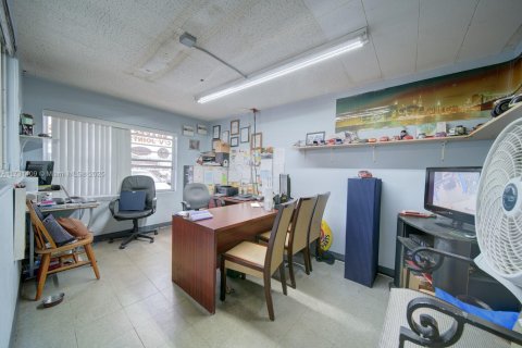 Propiedad comercial en venta en Oakland Park, Florida № 1958104 - foto 8
