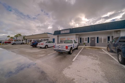 Propiedad comercial en venta en Oakland Park, Florida № 1958104 - foto 13