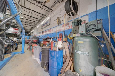 Propiedad comercial en venta en Oakland Park, Florida № 1958104 - foto 16