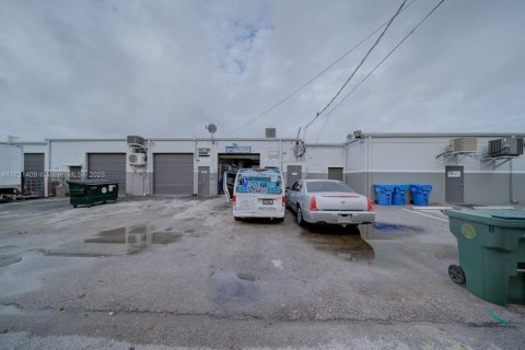 Propiedad comercial en venta en Oakland Park, Florida № 1958104 - foto 11