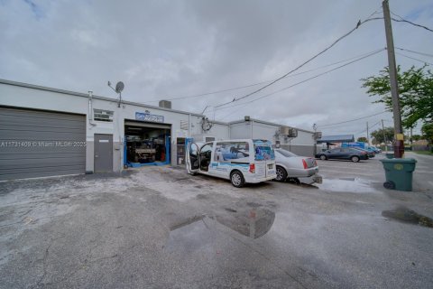 Propiedad comercial en venta en Oakland Park, Florida № 1958104 - foto 15