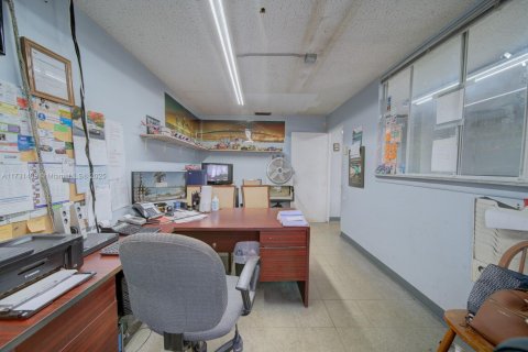 Propiedad comercial en venta en Oakland Park, Florida № 1958104 - foto 9