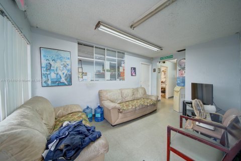 Propiedad comercial en venta en Oakland Park, Florida № 1958104 - foto 7