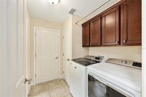 House in The Villages, Florida 3 bedrooms, 227.05 sq.m. № 1898972 - photo 19