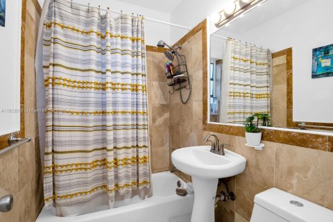 Condo in Miami Beach, Florida, 1 bedroom  № 1794392 - photo 13