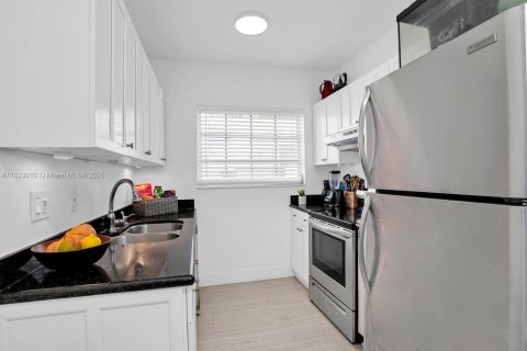 Condo in Miami Beach, Florida, 1 bedroom  № 1794392 - photo 10