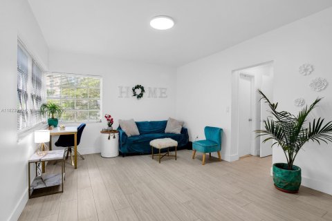 Condo in Miami Beach, Florida, 1 bedroom  № 1794392 - photo 1
