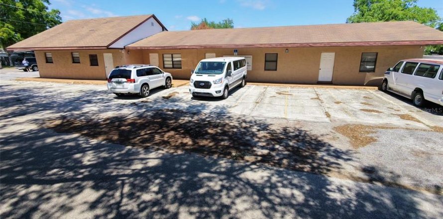 Commercial property in Auburndale, Florida 250.84 sq.m. № 2212767