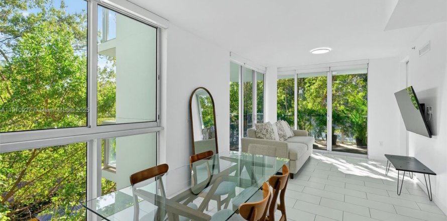 Condominio en Miami, Florida, 2 dormitorios  № 2013241