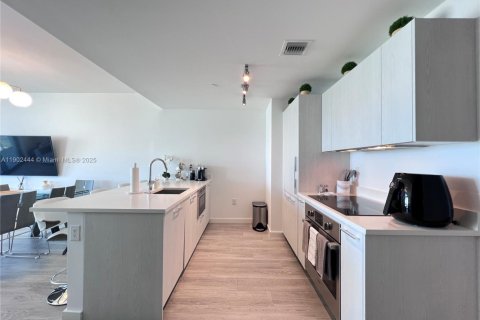 Condo in Miami, Florida, 2 bedrooms  № 1953861 - photo 4