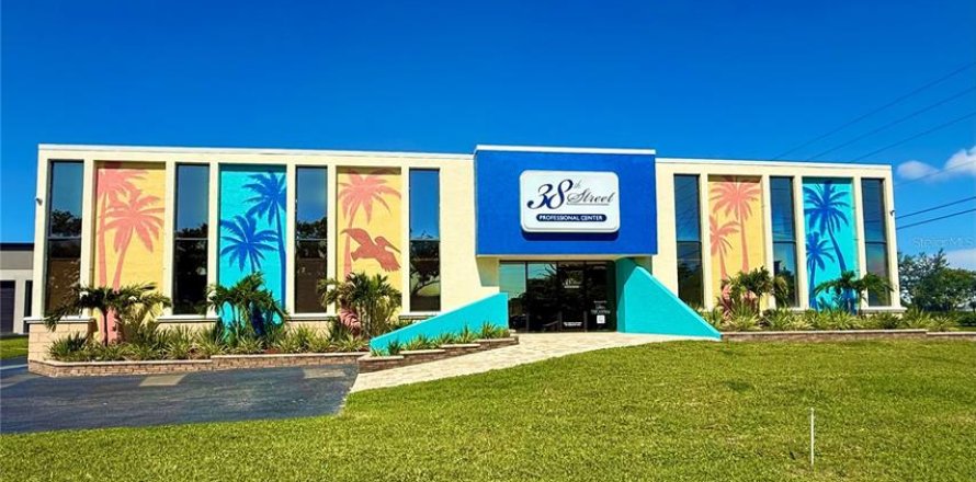 Commercial property in Clearwater, Florida 753.9 sq.m. № 1919320