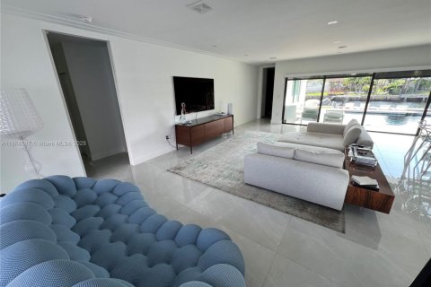 House in North Miami, Florida 4 bedrooms, 204.11 sq.m. № 1892987 - photo 9