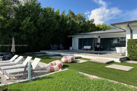 House in North Miami, Florida 4 bedrooms, 204.11 sq.m. № 1892987 - photo 26