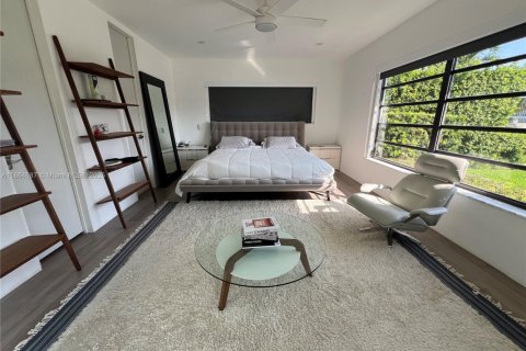 House in North Miami, Florida 4 bedrooms, 204.11 sq.m. № 1892987 - photo 16