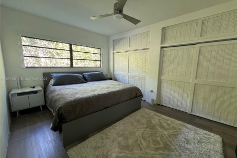 House in North Miami, Florida 4 bedrooms, 204.11 sq.m. № 1892987 - photo 18