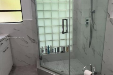 House in North Miami, Florida 4 bedrooms, 204.11 sq.m. № 1892987 - photo 19