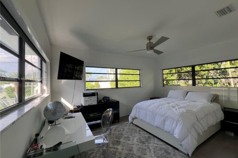 House in North Miami, Florida 4 bedrooms, 204.11 sq.m. № 1892987 - photo 20