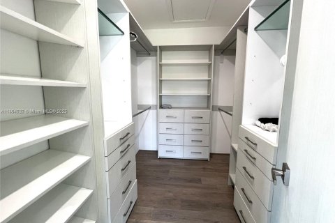 House in North Miami, Florida 4 bedrooms, 204.11 sq.m. № 1892987 - photo 17