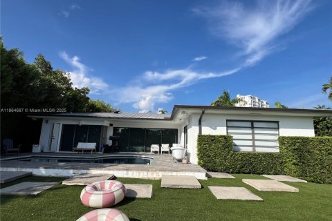 House in North Miami, Florida 4 bedrooms, 204.11 sq.m. № 1892987 - photo 24