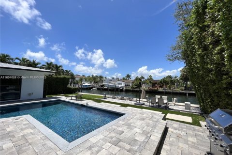 House in North Miami, Florida 4 bedrooms, 204.11 sq.m. № 1892987 - photo 23