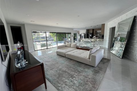 House in North Miami, Florida 4 bedrooms, 204.11 sq.m. № 1892987 - photo 8