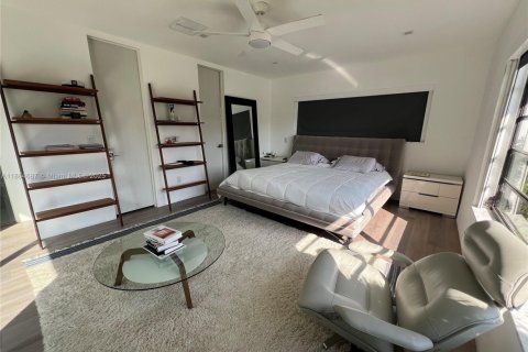 House in North Miami, Florida 4 bedrooms, 204.11 sq.m. № 1892987 - photo 15