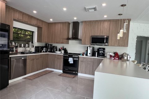 House in North Miami, Florida 4 bedrooms, 204.11 sq.m. № 1892987 - photo 13