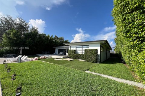 House in North Miami, Florida 4 bedrooms, 204.11 sq.m. № 1892987 - photo 27