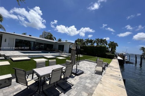 House in North Miami, Florida 4 bedrooms, 204.11 sq.m. № 1892987 - photo 28