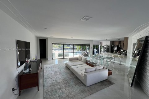 House in North Miami, Florida 4 bedrooms, 204.11 sq.m. № 1892987 - photo 6
