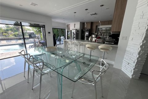House in North Miami, Florida 4 bedrooms, 204.11 sq.m. № 1892987 - photo 11