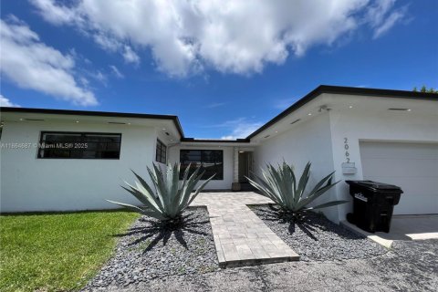 House in North Miami, Florida 4 bedrooms, 204.11 sq.m. № 1892987 - photo 3